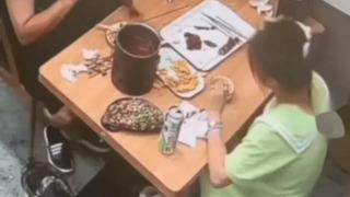 Yedi içti! İşler hesabı ödemeye gelince öyle bir şey yaptı ki... Saçını kopartıp yemeğin içine attı