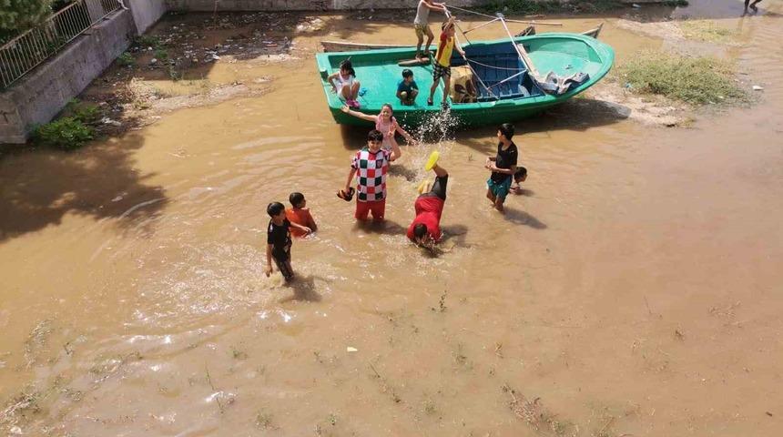 İzmir’de ana su borusu patladı: Çocuklar boş arsada yüzdü