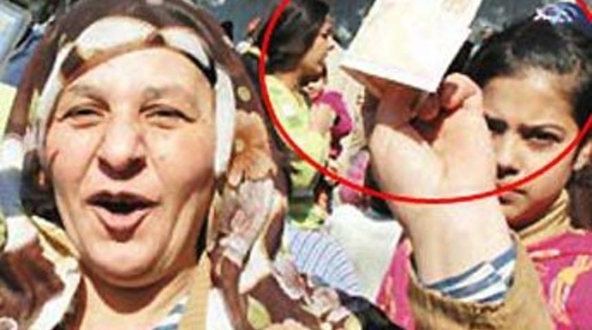 Miting &ouml;ncesi para dağıttılar