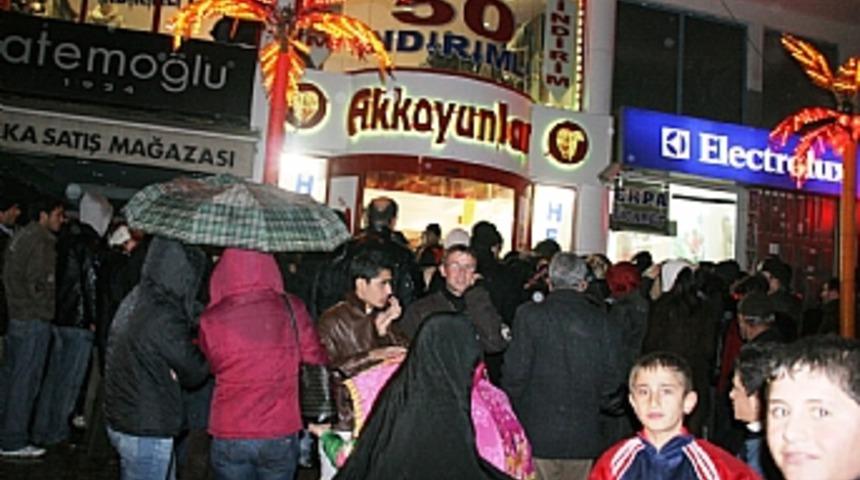 Siirt'te indirim izdihamı