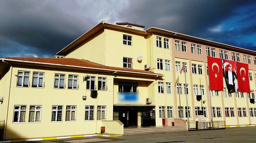 ‘Okul Müdürü içkili fotoğraf paylaştığı için görevden uzaklaştırıldı’ iddiası