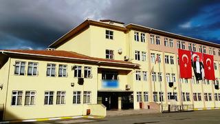 ‘Okul Müdürü içkili fotoğraf paylaştığı için görevden uzaklaştırıldı’ iddiası