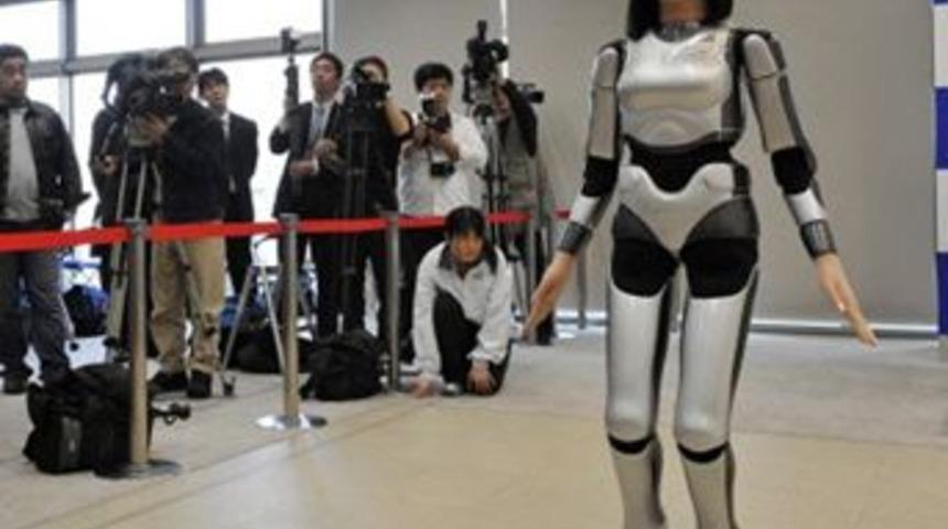 Robot manken podyuma &ccedil;ıkıyor
