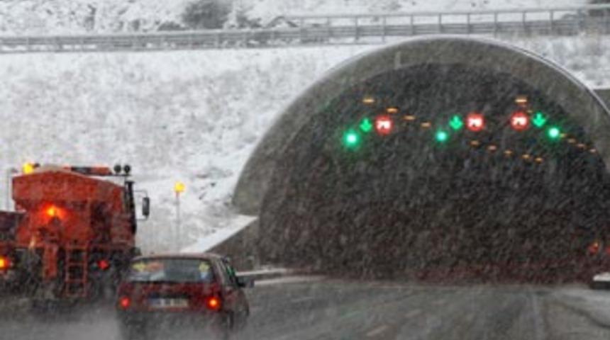 Bolu Dağı'nda kar ulaşımı etkiliyor