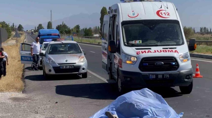 Arızalanan aracını emniyet şeridine çeken sürücü canından oldu