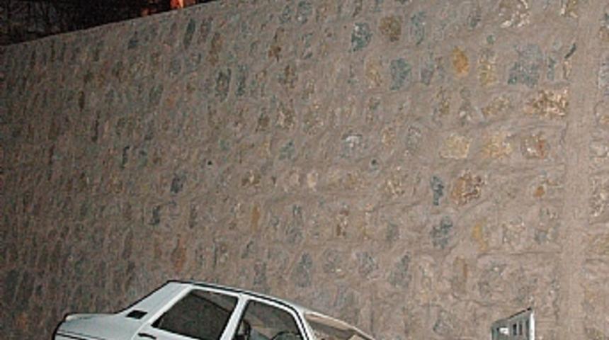 Otomobil istinat duvarına &ccedil;arptı: 5 yaralı