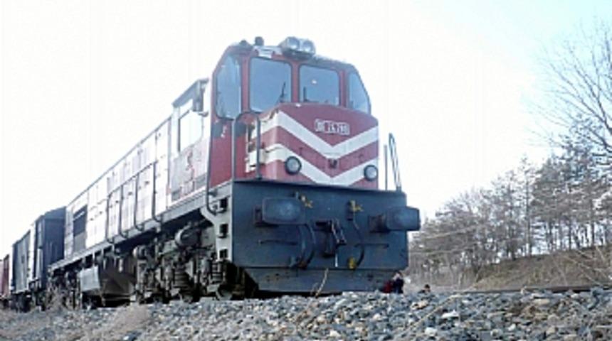 Y&uuml;k treni &ccedil;ocuğa &ccedil;arptı