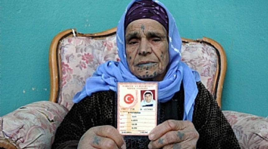 66 yaşında n&uuml;fus c&uuml;zdanı sahibi oldu 