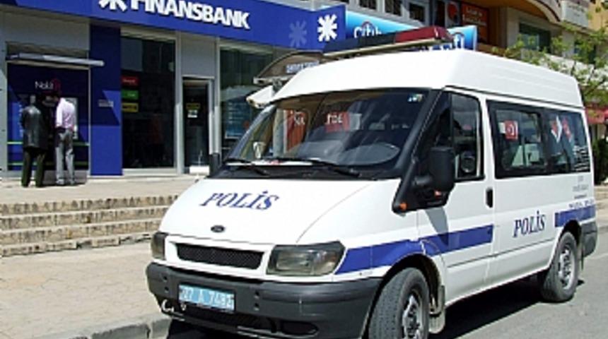 Bankadan bir deste parayla ka&ccedil;tı