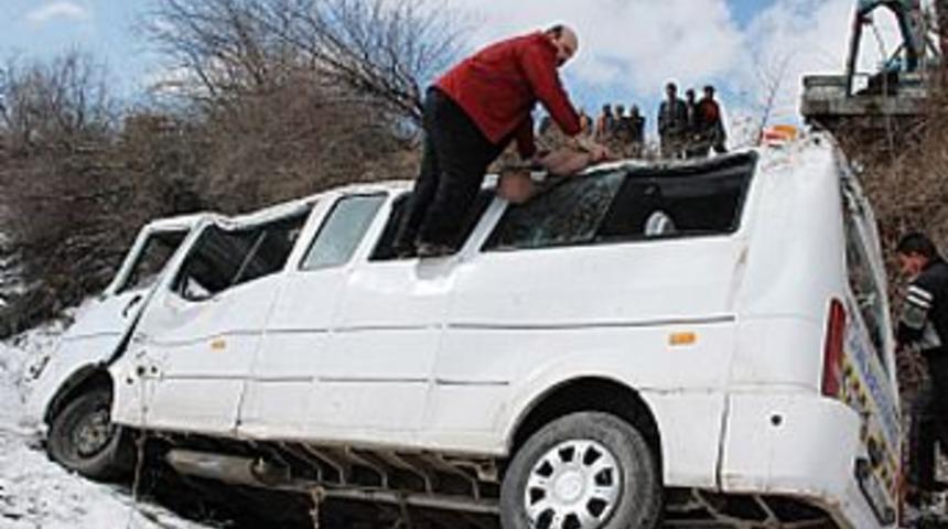 Minib&uuml;s şarampole yuvarlandı: 10 yaralı