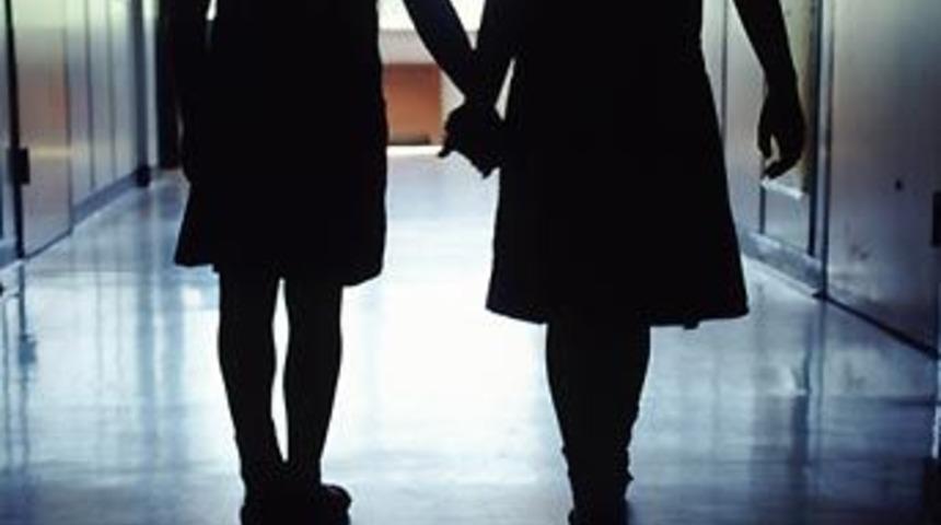 Kız &ouml;ğrencilere asitli saldırı