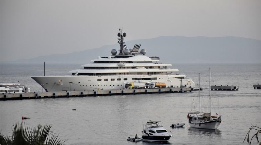 "Blue" adlı mega yata Bodrum'da yakıt ikmali yapıldı