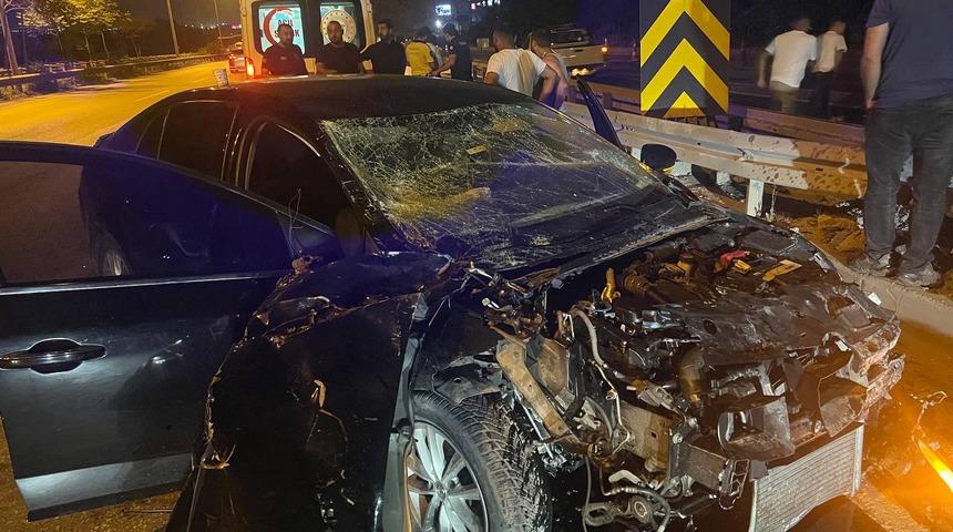 Kocaeli'de bariyerlere çarpan otomobildeki Dilovası Belediye Başkan Yardımcısı Yaşar yaralandı