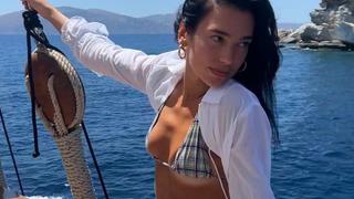 Dua Lipa kendisinden 14 yaş büyük sevgilisinin kucağında poz verdi! Frikik dikkat çekti