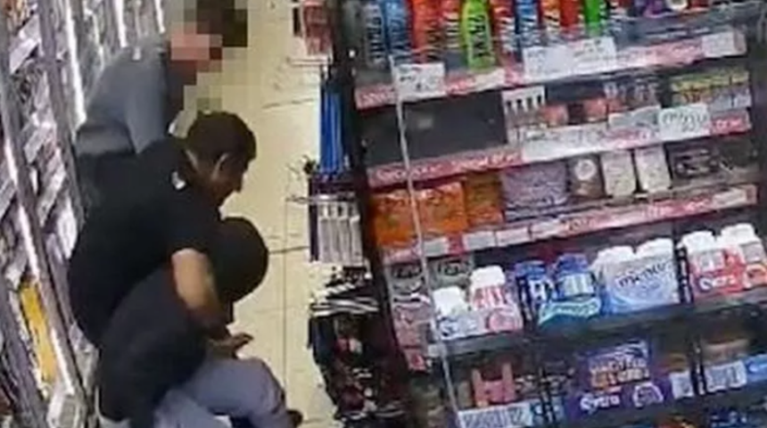 Dükkanın içinde bir anda kavga etmeye başladılar! Pantolonunun arkasından satır çıkarttı... Korku dolu anlar yaşandı