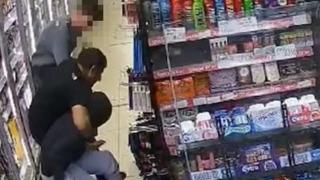 Dükkanın içinde bir anda kavga etmeye başladılar! Pantolonunun arkasından satır çıkarttı... Korku dolu anlar yaşandı