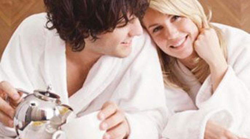 Yatakta romantik bir kahvaltı