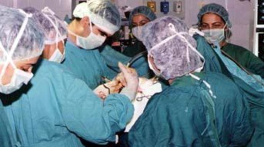 T&uuml;m&ouml;r&uuml; alabilmek i&ccedil;in hastanın i&ccedil;ini boşalttı