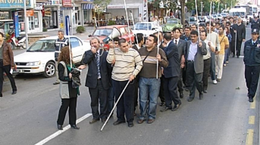 Kırşehir'de g&ouml;rme engellilerden bastonlu eylem