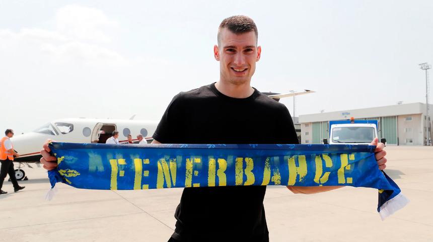 Fenerbahçe, yeni transferine kavuştu! Livakovic'i taşıyan uçak İstanbul'a indi