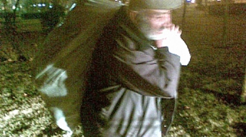 Sırtında &ccedil;uvalla esrar taşırken yakalandı