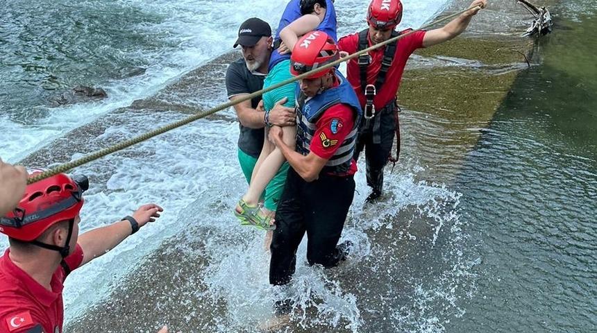 Fırtına Deresi'nde akıntıya kapılan baba ile oğlu kurtarıldı