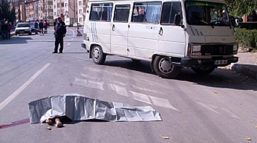 Minib&uuml;s&uuml;n &ccedil;arptığı yaşlı kadın hayatını kaybetti