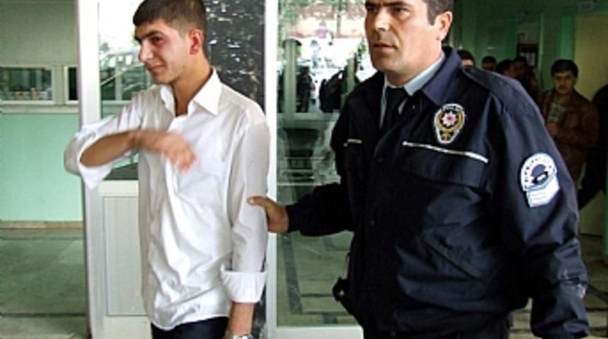 Okul &ouml;n&uuml;ndeki silahlı kavgada