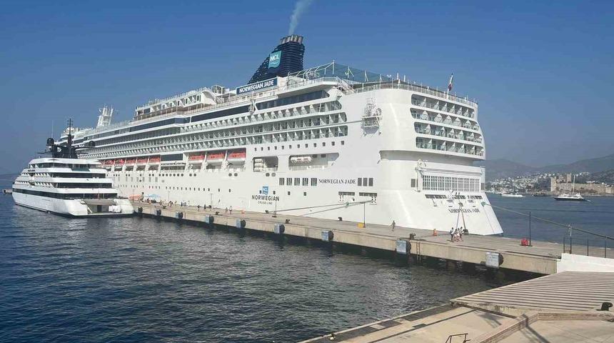 Bodrum’a 2 gemiyle 2 bin 231 yolcu geldi