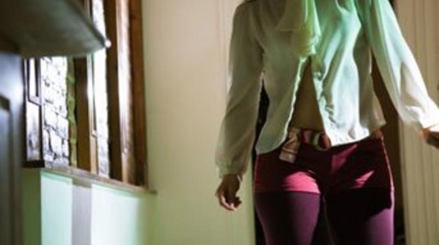 Patrondan &ccedil;alışana i&ccedil; &ccedil;amaşırlarıyla tehdit