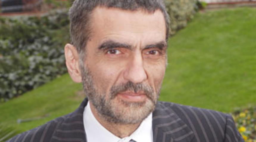 &Uuml;nl&uuml; ekonomist vefat etti