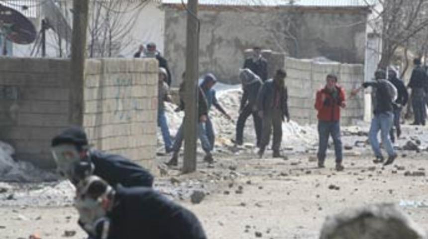 T&uuml;rk: G&ouml;steriler, demokratik tepkilerdir