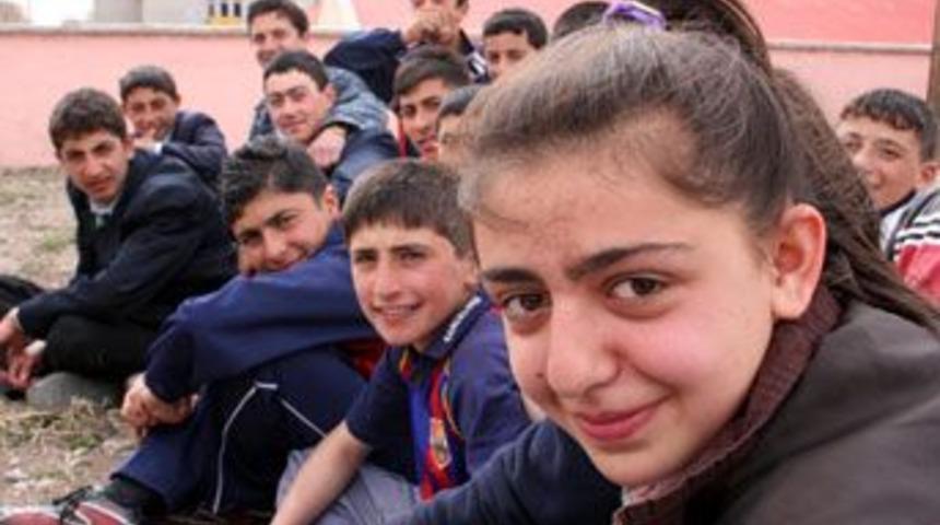 Her şeyi tersten okuyor