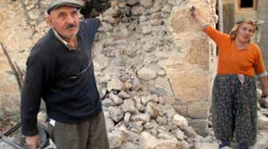 Deprem anı kameralara yansıdı