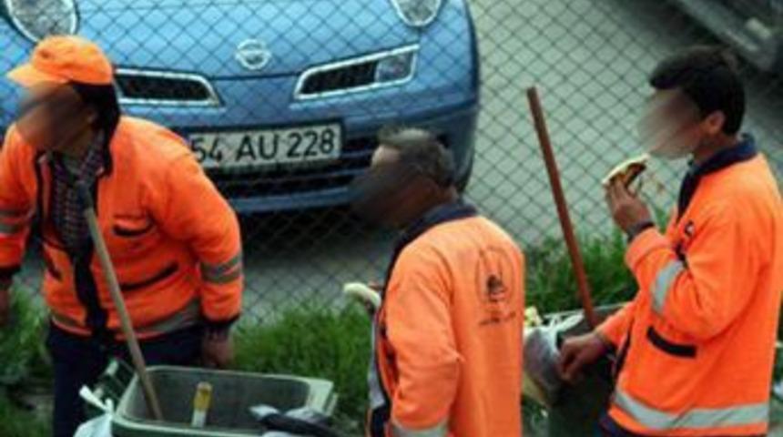 &Ccedil;&ouml;p konteynerine atılan muzları yediler