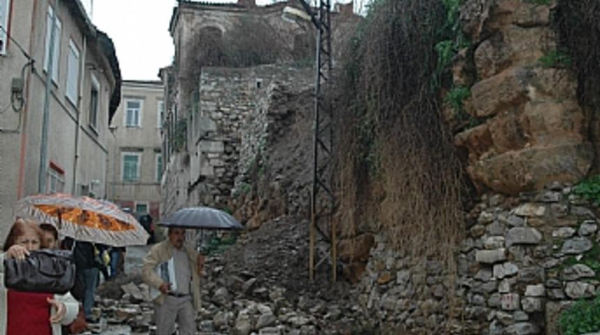 Zeus Tapınağı'nın duvarı &ccedil;&ouml;kt&uuml;