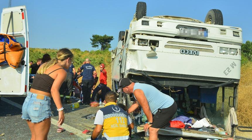 Yürekleri ağza getiren kaza! Dolu midibüs ters döndü: Çok sayıda yaralı var