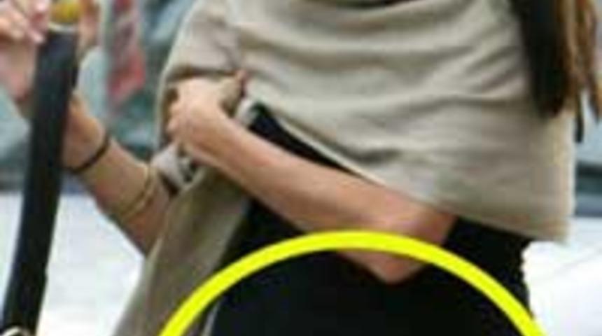 Angelina ikiz bebek bekliyor