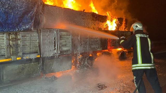 Mersin'de seyir halinde alev alan tır yandı