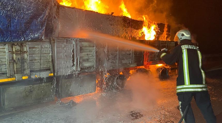 Mersin'de seyir halinde alev alan tır yandı