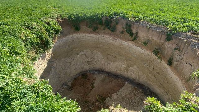 Konya'da 20 metre çapında, 15 metre derinliğinde obruk oluştu