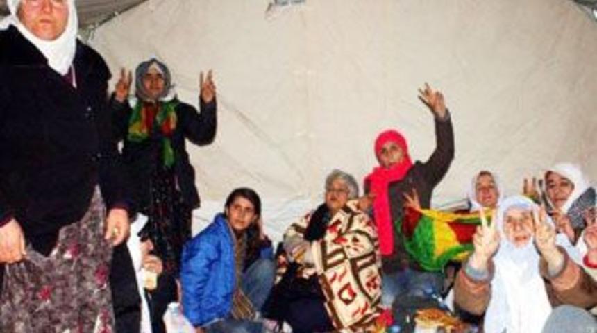 DTP'lilerden g&ouml;zaltı protestosu