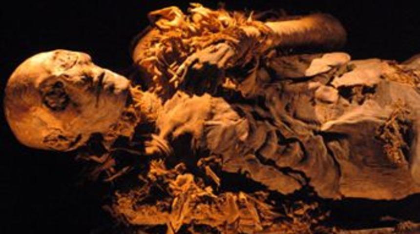 Tarihi mezardan mumya deposu &ccedil;ıktı