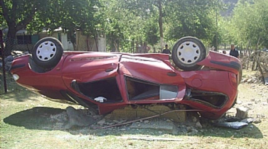 Dağdan kopan kaya otomobilin &uuml;zerine d&uuml;şt&uuml;