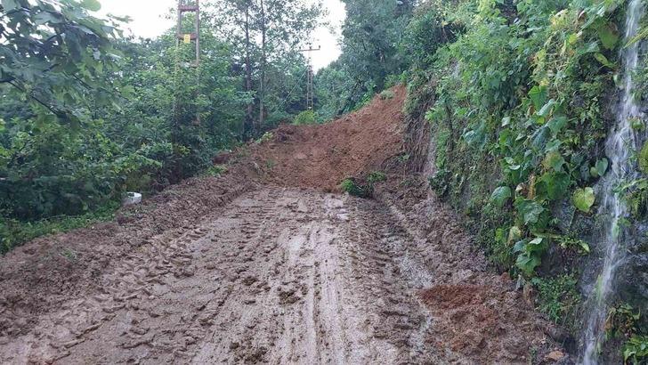 'Eve toprak dolunca çıkamadık' Rize'de sel ve heyelan! Yol çöktü, evler boşaltıldı... 'Büyük bir gürültü koptu, gürültüyle yataktan atladık' G4