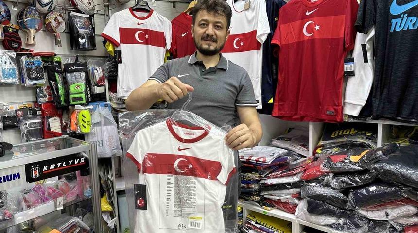 Bileti olan forma almaya koşuyor