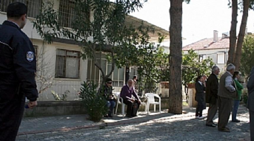 Emekli &ouml;ğretmen intihar etti