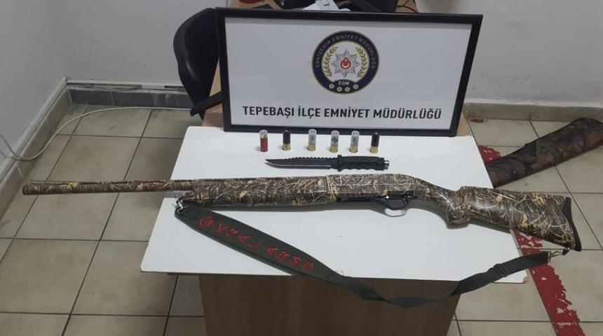 Polislerce şüpheliler üzerinden silah ve uyuşturucu madde ele geçirildi