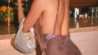 Sosyal medya fenomeni Jenna Lee süt banyosunu çok yanlış anladı! Minicik bikisiniyle üzerine şişe şişe süt döktü