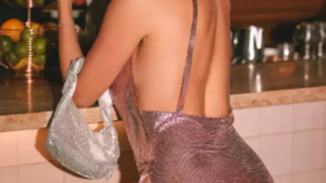 Sosyal medya fenomeni Jenna Lee süt banyosunu çok yanlış anladı! Minicik bikisiniyle üzerine şişe şişe süt döktü